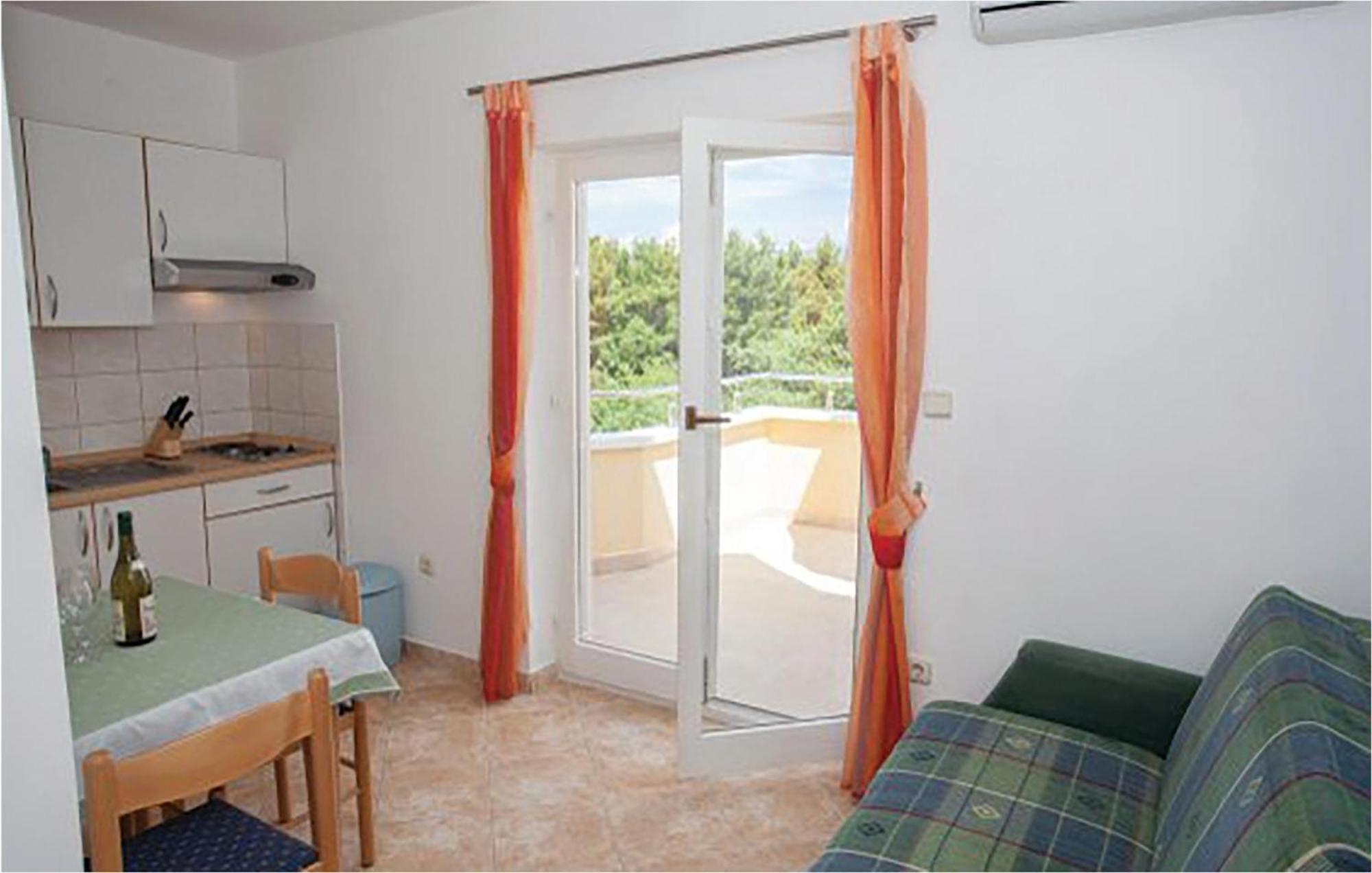 Amazing Apartment In Malinska With Kitchen エクステリア 写真