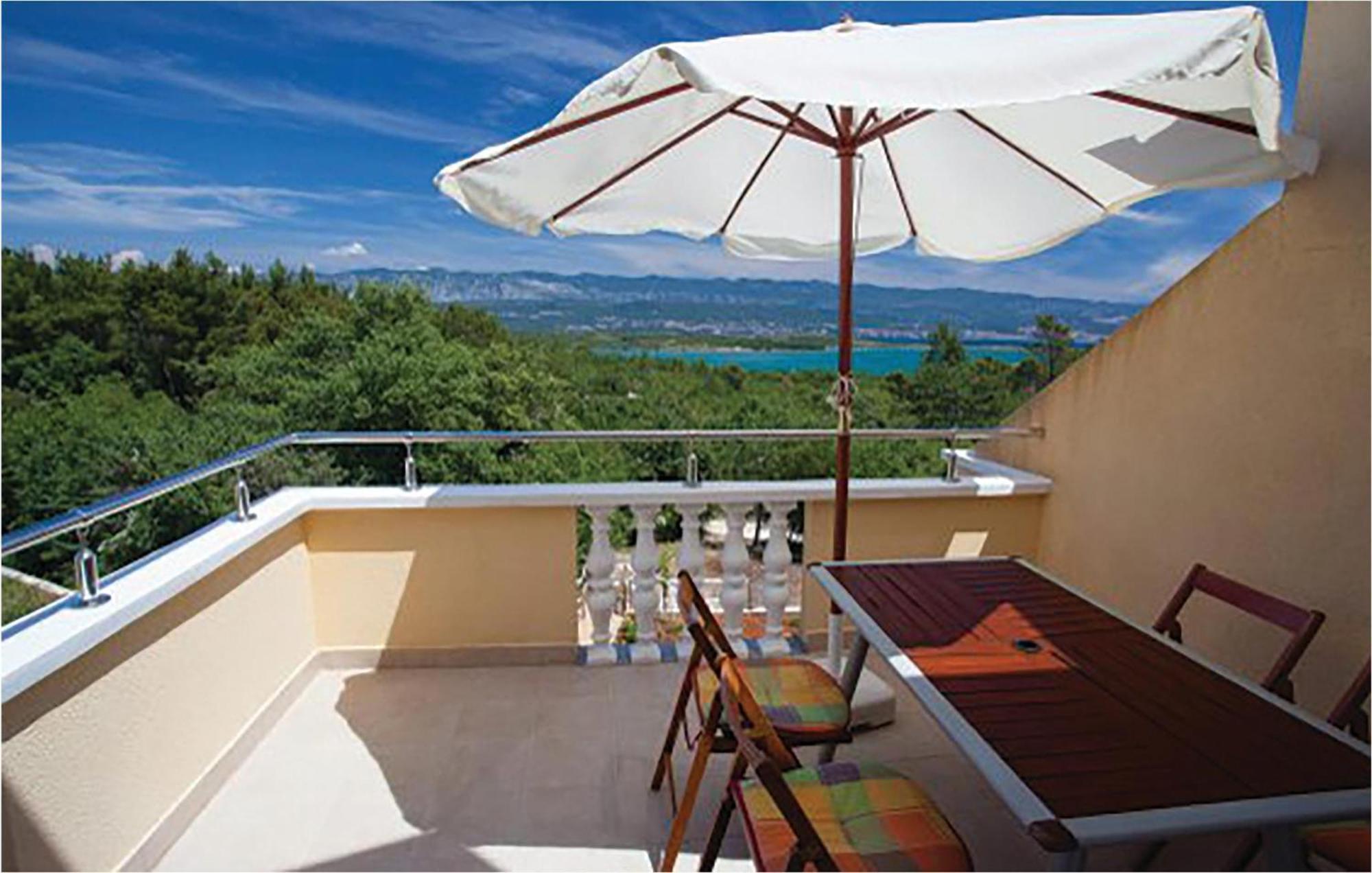 Amazing Apartment In Malinska With Kitchen エクステリア 写真