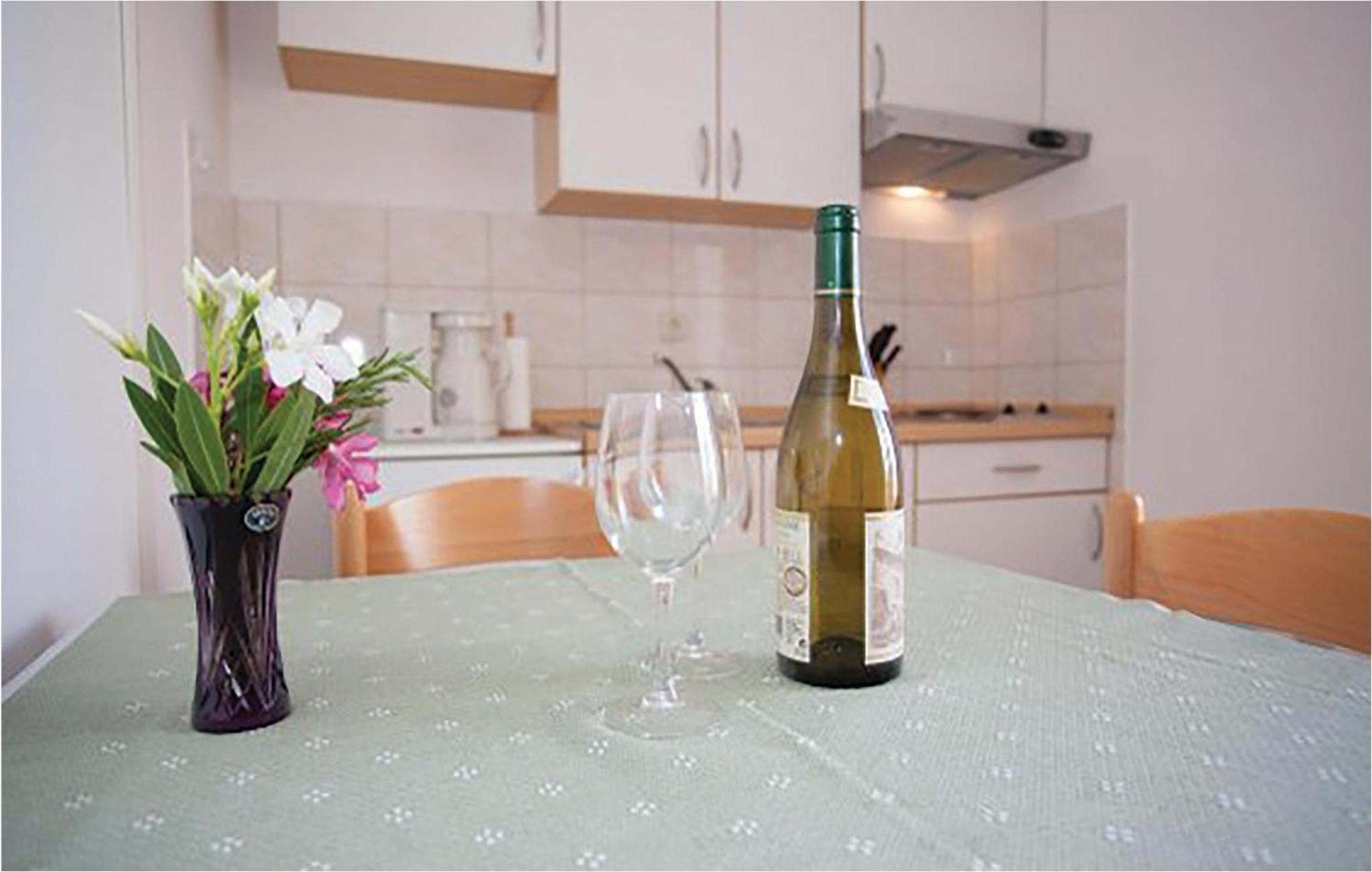 Amazing Apartment In Malinska With Kitchen エクステリア 写真