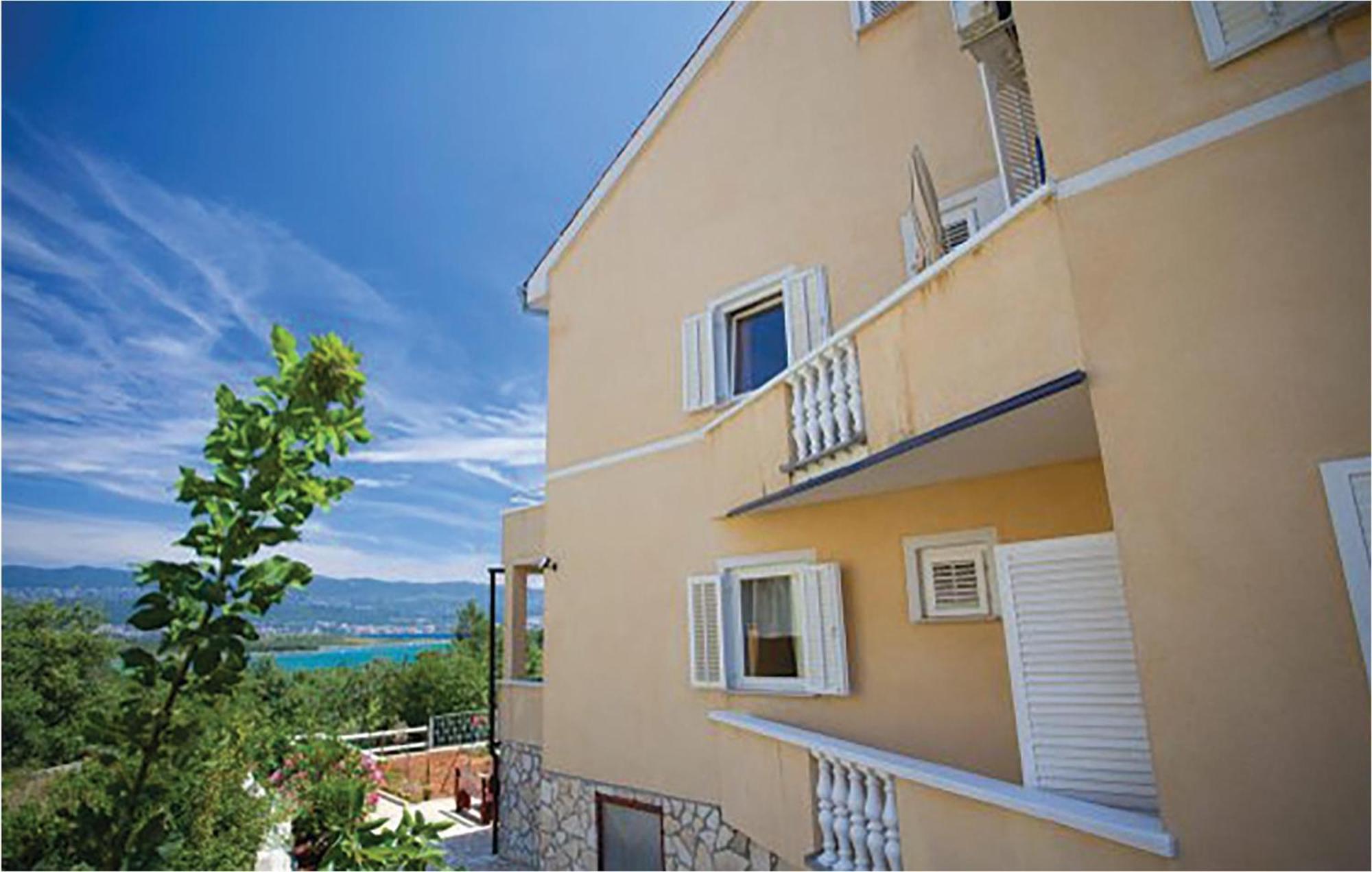 Amazing Apartment In Malinska With Kitchen エクステリア 写真
