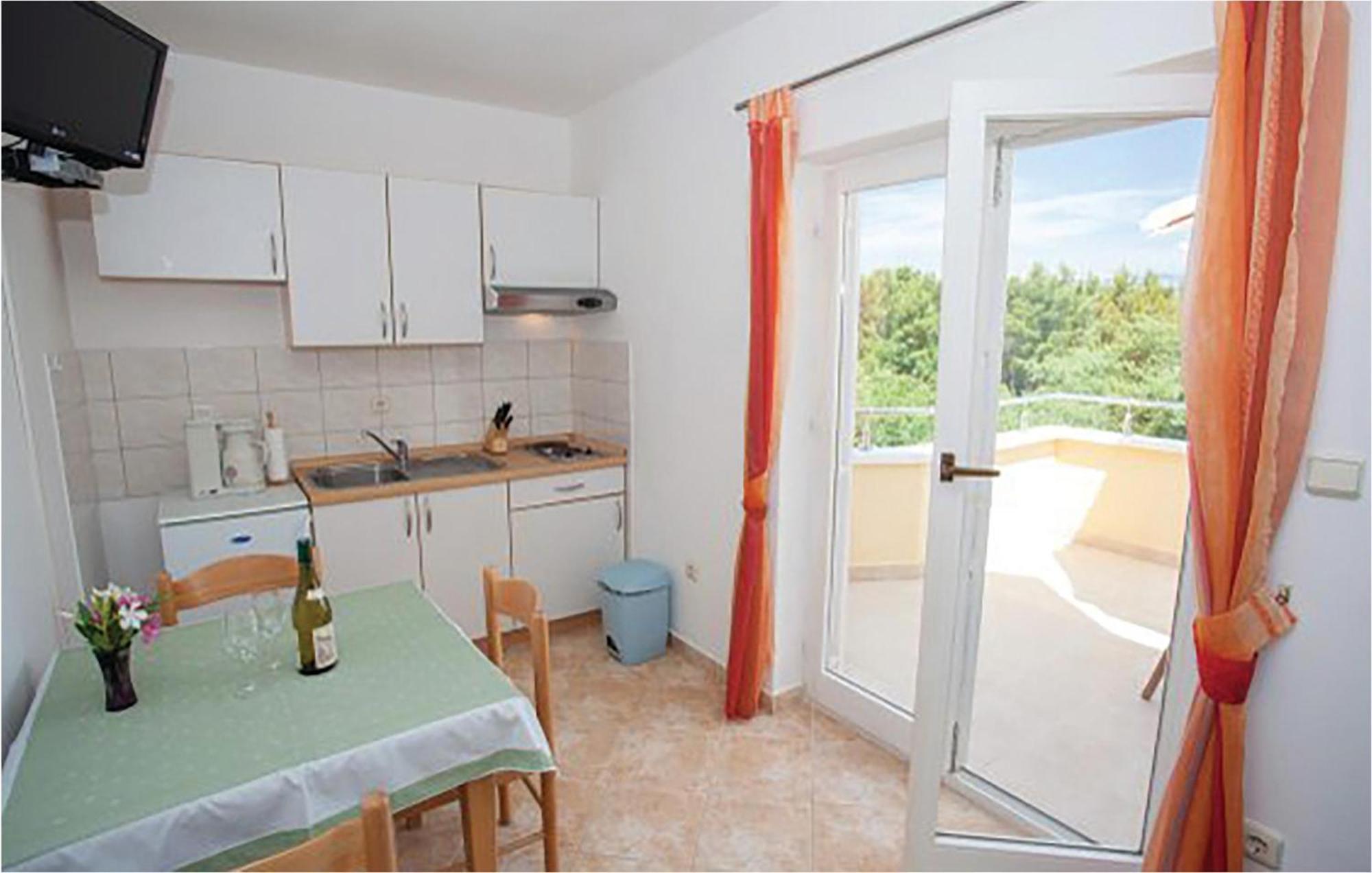 Amazing Apartment In Malinska With Kitchen エクステリア 写真
