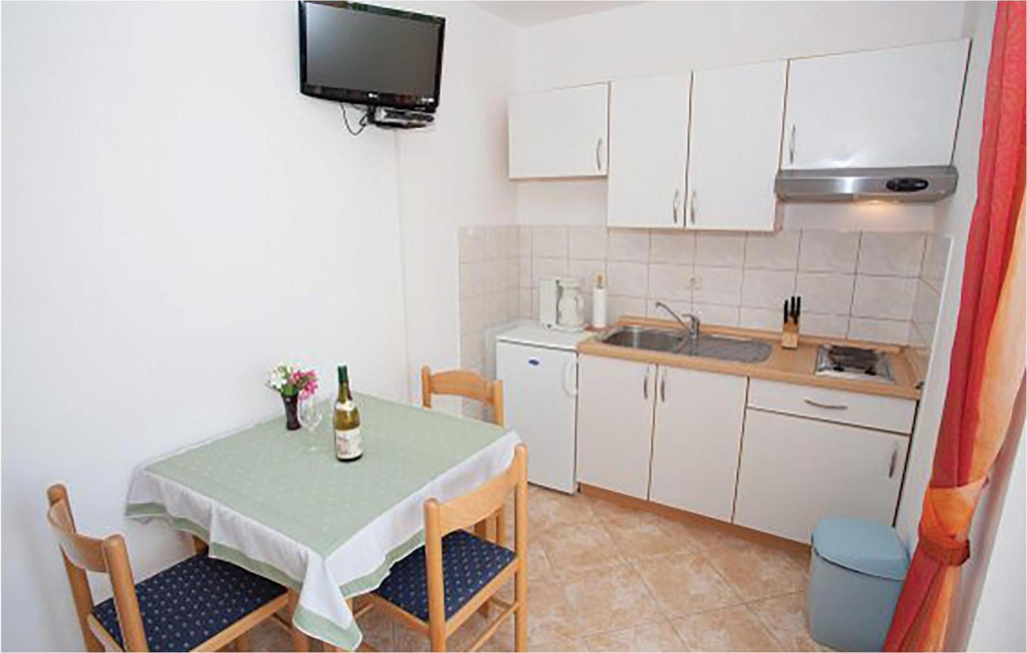 Amazing Apartment In Malinska With Kitchen エクステリア 写真